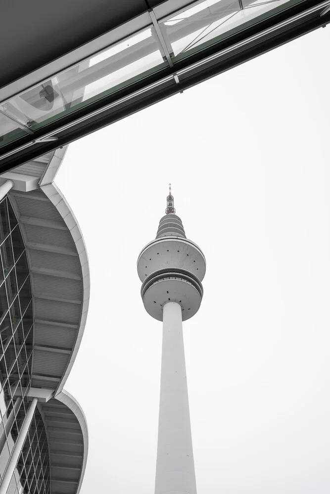 Wahrzeichen Fernsehturm Hamburg - fotokunst von Dennis Wehrmann